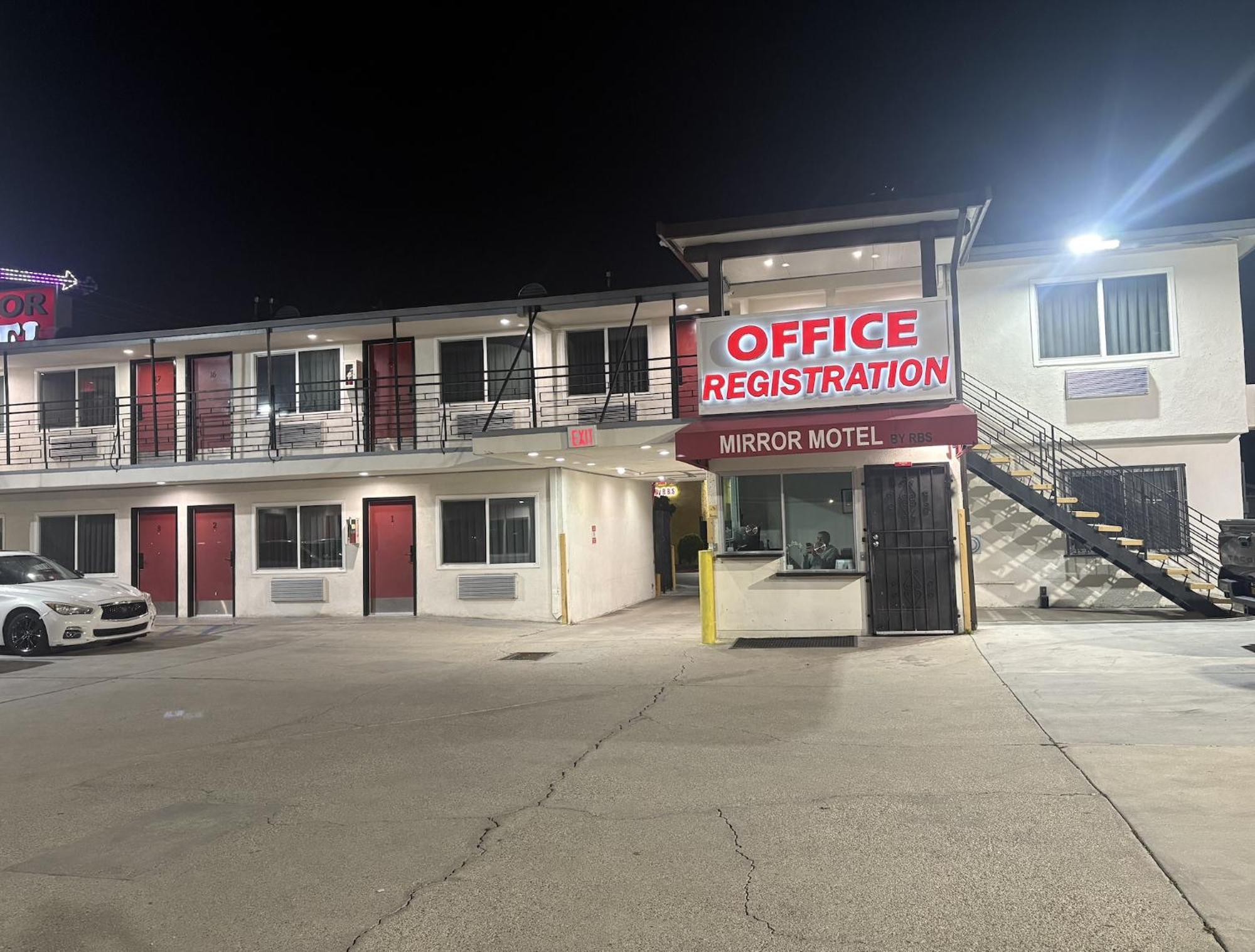 Mirror Motel - Los Angeles, Los Angeles